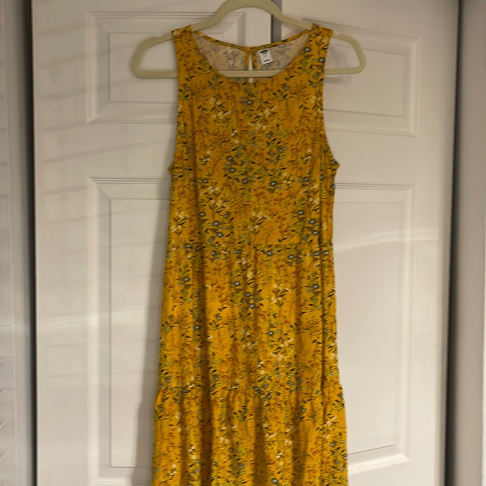 Yellow floral sleeveless dress . Like new keyhole button back .